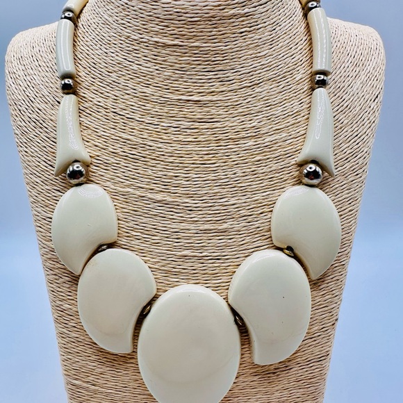 Jewelry - Elegant Vintage Cream Abstract Necklace